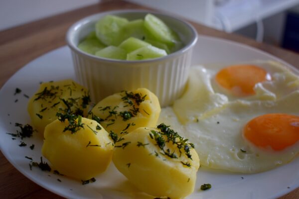 zdrowy obiad, jajko sadzone z ziemniakami